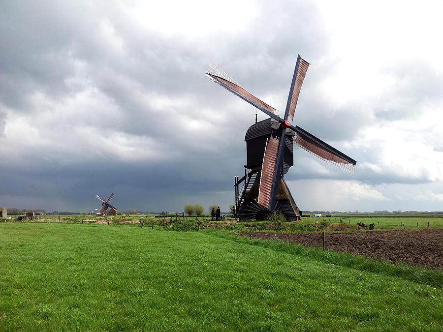 1, Molen 01204 Zandwijkse Molen (Almkerk), Op de achtergrond de Uitwijkse Molen. Theo de Rooij (22-4-2012). | Database Nederlandse molens