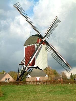 3, Molen 01574 De Oostenwind (Asten), De Astense molen wordt traditiegetrouw overhek weggezet.  Geert van Stekelenburg. | Database Nederlandse molens