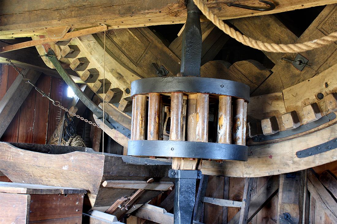 8, Molen 01574 De Oostenwind (Asten), Geert van Stekelenburg (20-4-2016)Foto is door mij gemaakt nadat al het ijzerwerk, dat door de vorige molenaars met menie rood gekleurd was, met een mengsel van lijnolie met grafietpoeder behandeld is. | Database Nederlandse molens