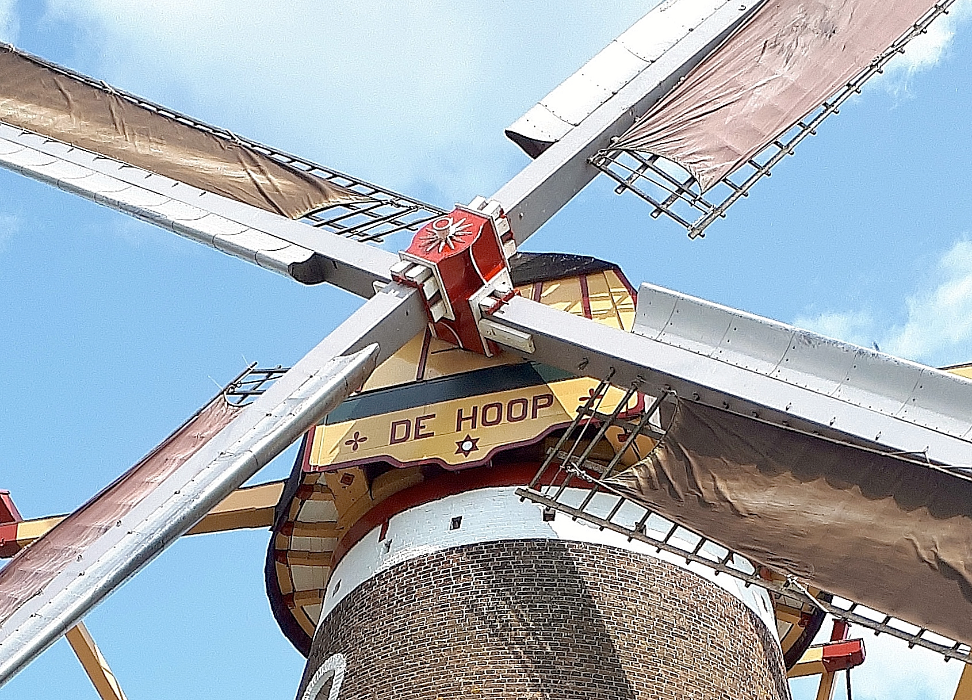 7, Molen 02004 De Hoop (Bavel), Tony Hop (20-8-2017)De baard van de molen. Deze is gelijktijdig met de windpeluw in 2016 vervangen, waarna het oorspronkelijke opschrift en versieringen zijn teruggebracht.  | Database Nederlandse molens