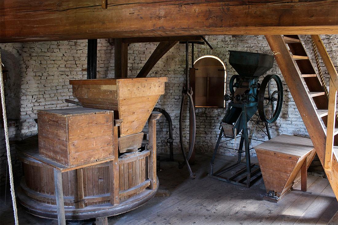 15, Molen 02004 De Hoop (Bavel), Tony Hop (20-9-2020)Overzicht van de steenzolder van de molen, hier tevens de in februari 2020 geplaatste graanpletter te zien, deze is afkomstig uit Beveren-aan-den-IJzer (België). | Database Nederlandse molens
