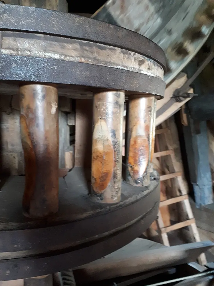 18, Molen 02508 (Naamloos) (Bergeijk), Elly Mense (9-7-2022)Dit steenrondsel heeft palmhouten staven. Meestal zijn ze van azijnhout of bolletrie. | Database Nederlandse molens