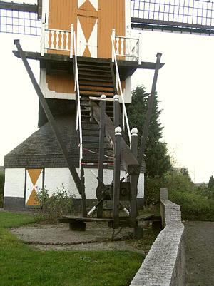 4, Molen 01938 (Naamloos) (Boekel), Willem Jans (30-10-2005)De absurde situatie perfect in beeld: de molen kan door onder andere deze muur niet meer worden rondgekruid. | Database Nederlandse molens