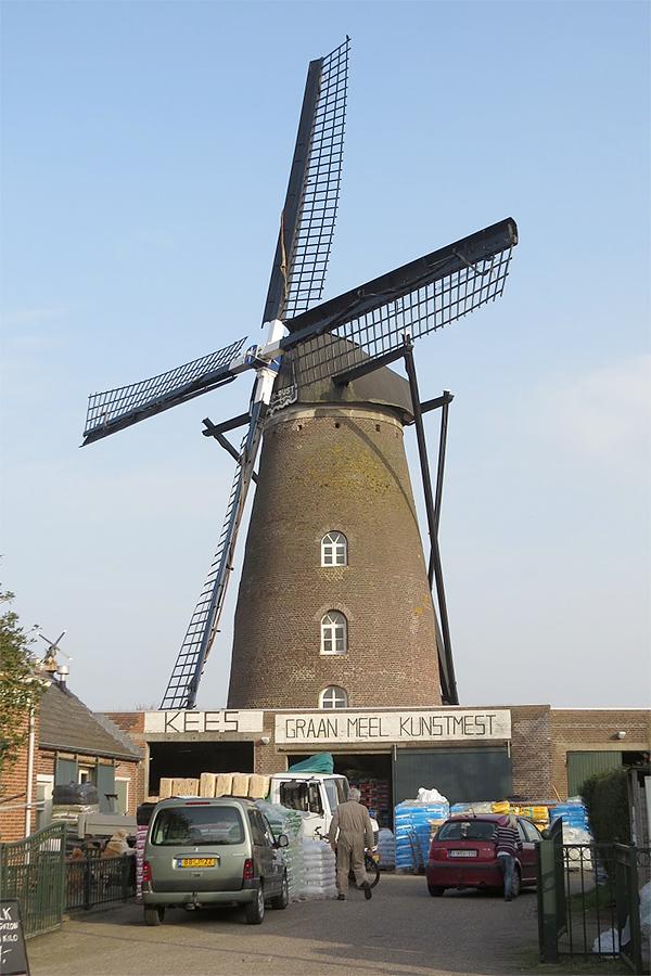 Molen 02858 Zeldenrust (Budel), Gerard Sturkenboom (3-3-2021)De molen staat er weer bedrijfsklaar bij mét volledig gereviseerde Pot binnenroede, oorspronkelijk uit 1900. | Database Nederlandse molens