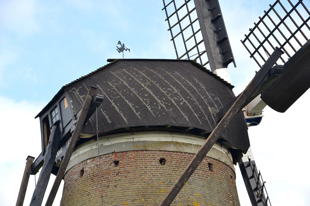 6, Molen 02858 Zeldenrust (Budel), Rob Pols (30-5-2014)Onder: let op de dichtgetimmerde sleuf voor de voormalige buitenvangstok! Ook is het windvaantje in de vorm van een bazuinengeltje op de kap te zien.  | Database Nederlandse molens