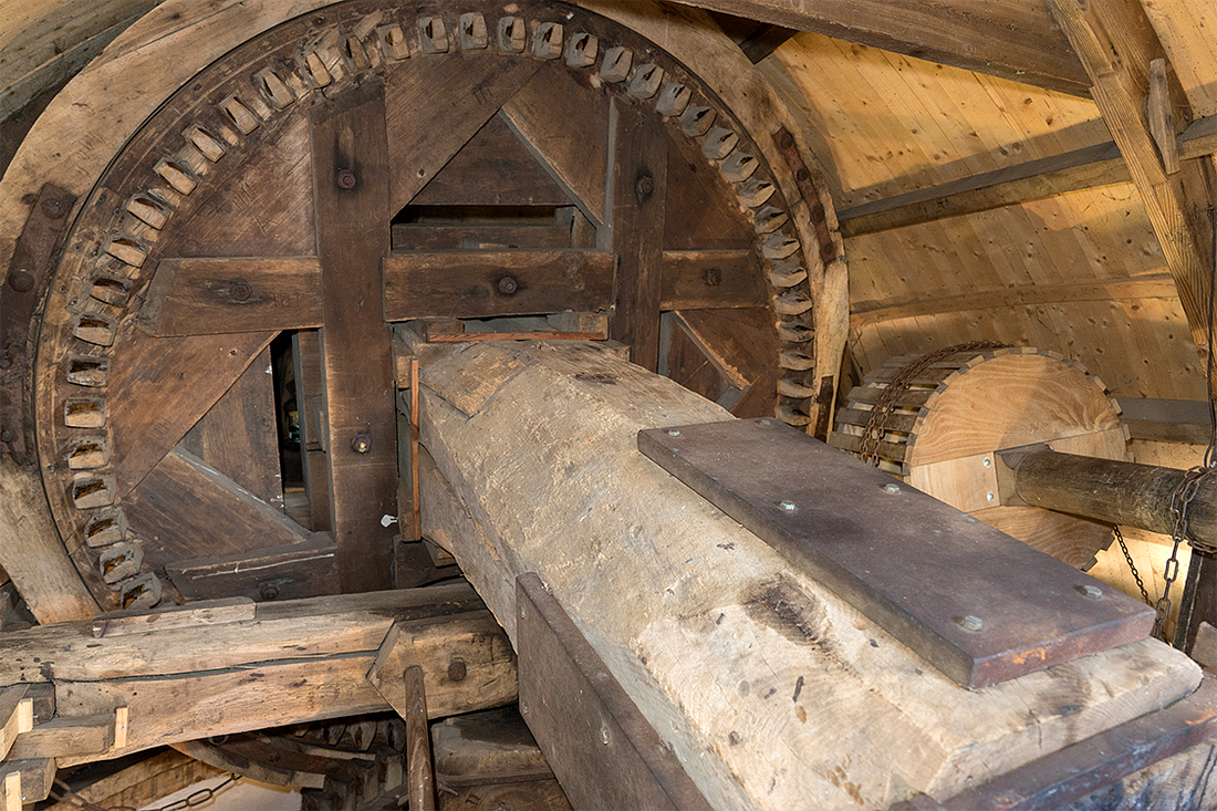 14, Molen 01617 Jan van Cuyk (Cuijk), Marcel van Nies (21-1-2017)Opmerkelijk bovenwiel met overhoekse plooistukken. | Database Nederlandse molens