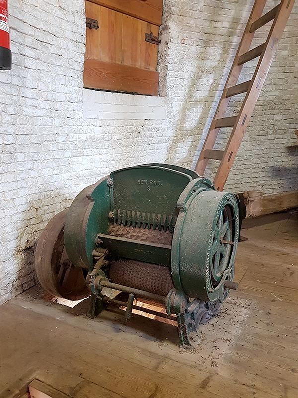 12, Molen 02593 De Hoop (Den Hout), Pieter Zuijkerbuijk (3-2-2019)De recent geplaatste koekbreker. | Database Nederlandse molens