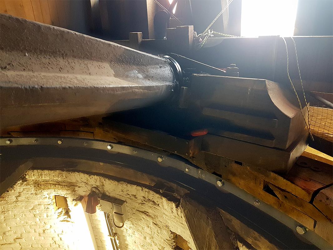 20, Molen 02593 De Hoop (Den Hout), Pieter Zuijkerbuijk (3-2-2019)Deze molen heeft geen penbalk, maar een op de overring aangebracht vulblok. Let op de vrijwel afgeslepen pen.  | Database Nederlandse molens