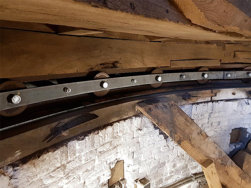 21, Molen 02593 De Hoop (Den Hout), Pieter Zuijkerbuijk (3-2-2019)Fragment van het in 2018 grotendeels vernieuwde Engels kruiwerk.  | Database Nederlandse molens