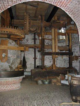 7, Molen 01588 Holten's Molen (Deurne), De olieslagerij onder in de molen, vanuit de invaart gezien.  Mark Dwarswaard (1-6-2003). | Database Nederlandse molens