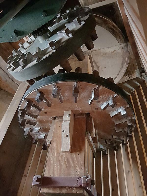 13, Molen 00370 Koningin Wilhelmina (Dongen), Pieter Zuijkerbuijk (10-8-2019)De overbrenging van de centrifugaalbuil, deze kan in zijn werk gezet worden middels een rondsel aan het spoorwiel. | Database Nederlandse molens