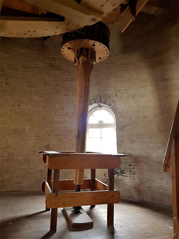 16, Molen 00370 Koningin Wilhelmina (Dongen), Pieter Zuijkerbuijk (10-8-2019)Het rondsel dat de centrifugaalbuil aan het werk zet. | Database Nederlandse molens