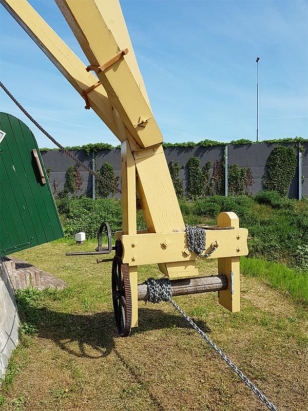 7, Molen 00378 Hertogin van Brabant (Drunen), Pieter Zuijkerbuijk (1-6-2019)De kruilier met op de achtergrond de geluidswal.  | Database Nederlandse molens