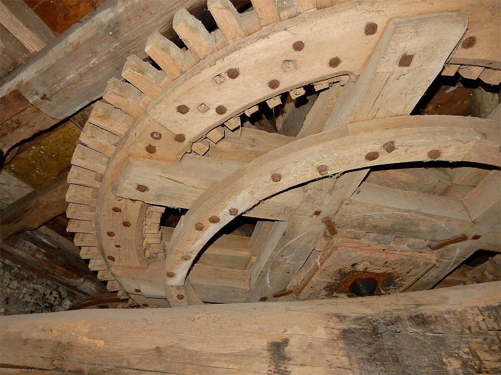 18, Molen 00378 Hertogin van Brabant (Drunen), Tony Hop (8-10-2016)Het spoorwiel met riemschijf eronder, deze werd gebruikt voor het aandrijven van een buil o.i.d. | Database Nederlandse molens