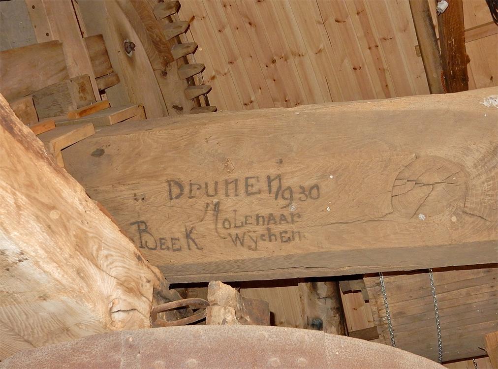21, Molen 00378 Hertogin van Brabant (Drunen), Tony Hop (8-10-2016)Opschrift op de (houten) bovenas van de molen. | Database Nederlandse molens