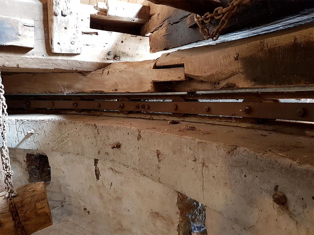 24, Molen 00378 Hertogin van Brabant (Drunen), Pieter Zuijkerbuijk (1-6-2019)De betonnen kruivloer van de molen, een unicum | Database Nederlandse molens