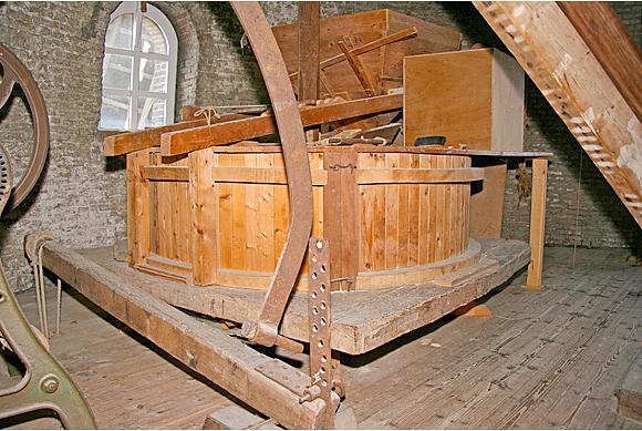 7, Molen 02655 De Bisschopsmolen (Etten), Ton Koorevaar (20-5-2011)Onder deze maalstoel zit nog een gedeelte van de oorspronkelijke standerdmolen. | Database Nederlandse molens