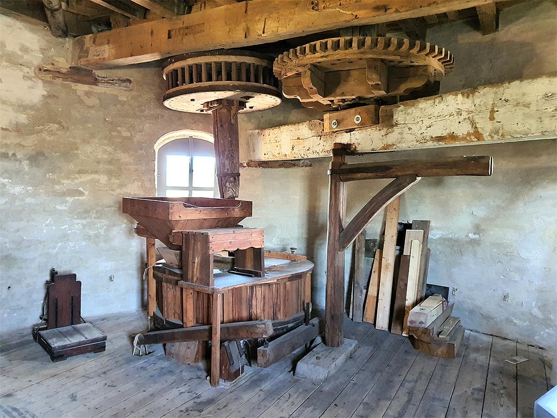 12, Molen 02657 De Onvermoeide (Raamsdonksveer), Pieter Zuijkerbuijk (28-5-2020)Het koppel schorsstenen op de eerste zolder | Database Nederlandse molens