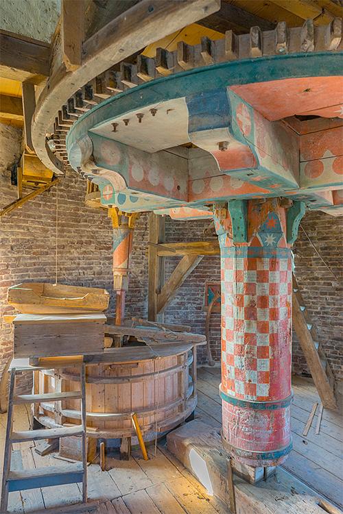 9, Molen 01949 Luctor et Emergo (Rijkevoort), Marcel van Nies (20-10-2016)Het bont-gekleurde gaande werk. | Database Nederlandse molens