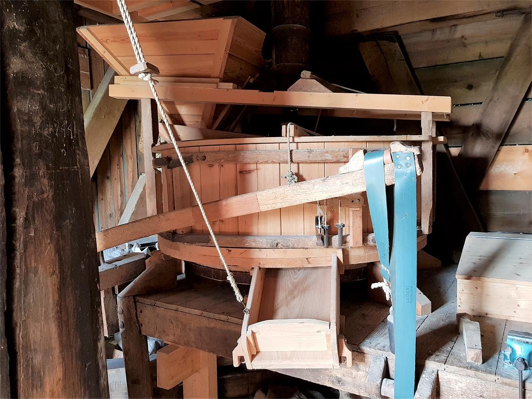 14, Molen 10206 De Hoop (Roosendaal), Pieter Zuijkerbuijk (5-5-2019)Achterste maalstoeltje. | Database Nederlandse molens