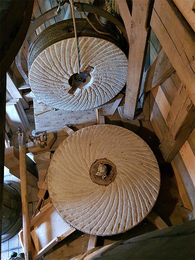 15, Molen 10206 De Hoop (Roosendaal), Pieter Zuijkerbuijk (10-5-2020)Steen (achtermolen) gelicht om werkzaamheden te verrichten aan steenkuip. | Database Nederlandse molens