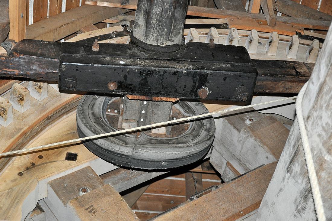 16, Molen 10206 De Hoop (Roosendaal), Jesse Bergquist (1-9-2019)Het luiwiel met autoband. | Database Nederlandse molens