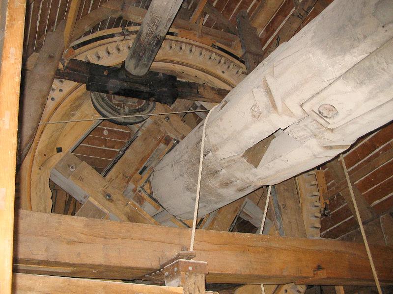 22, Molen 10206 De Hoop (Roosendaal), Rob van Geest (17-10-2007)Houten bovenas met gaten van een verdwenen tweede bovenwiel (dat als spaakwiel was uitgevoerd). | Database Nederlandse molens
