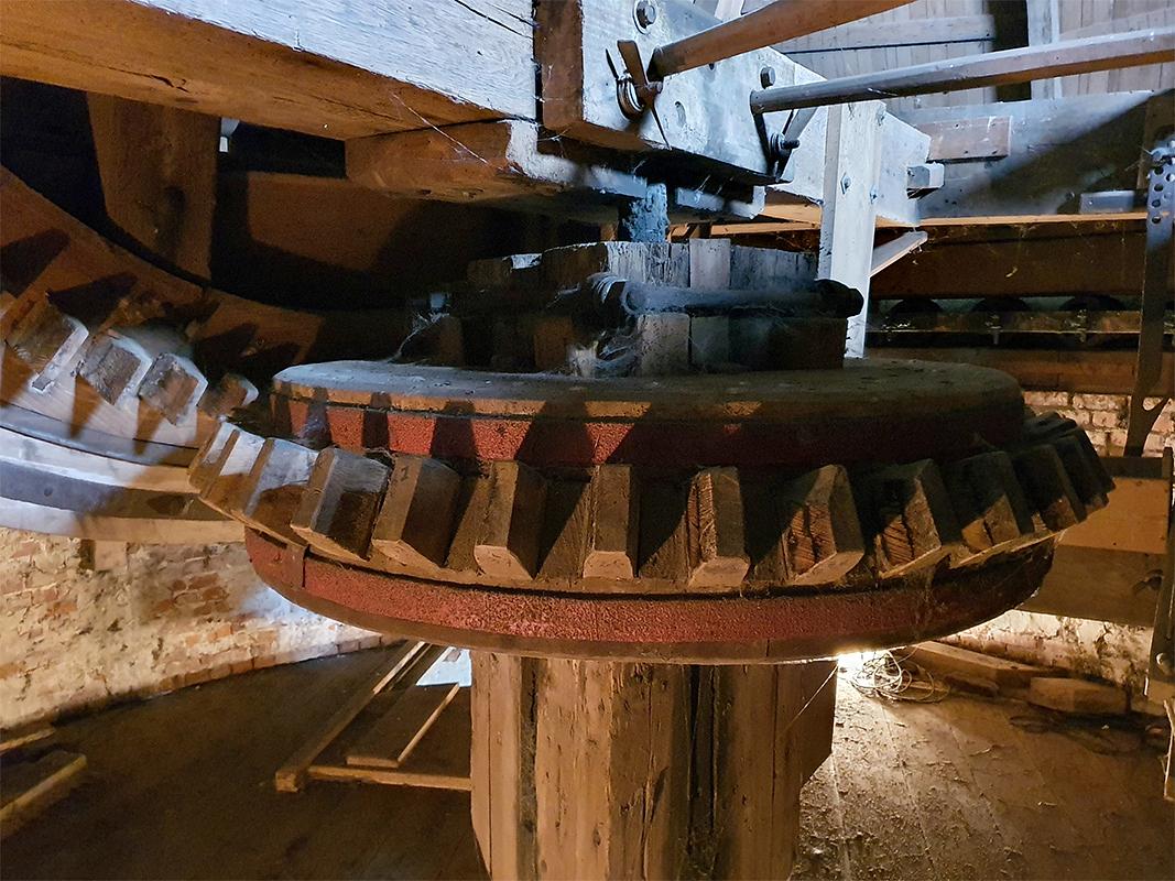 14, Molen 01276 De Twee Gebroeders (Roosendaal), Pieter Zuijkerbuijk (9-11-2019)Conische bovenbonkelaar | Database Nederlandse molens