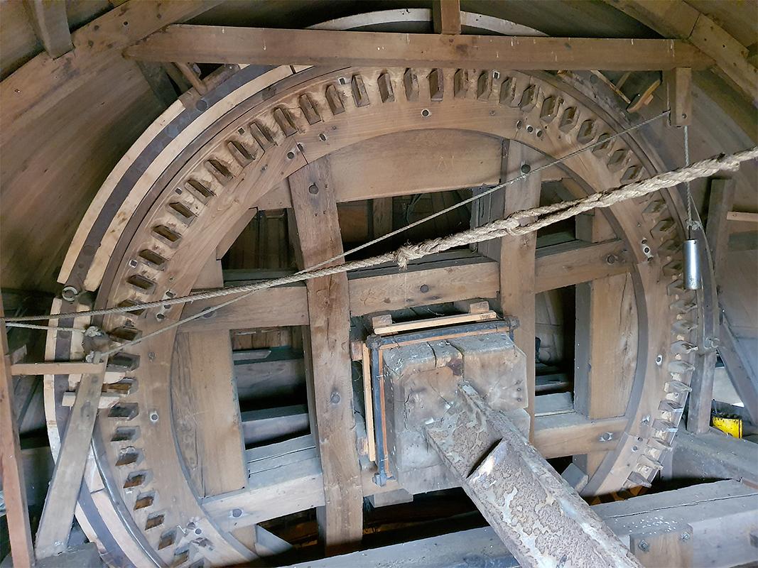 16, Molen 01276 De Twee Gebroeders (Roosendaal), Pieter Zuijkerbuijk (9-11-2019)Het opmerkelijke bovenwiel met geknikte kruisarmen | Database Nederlandse molens