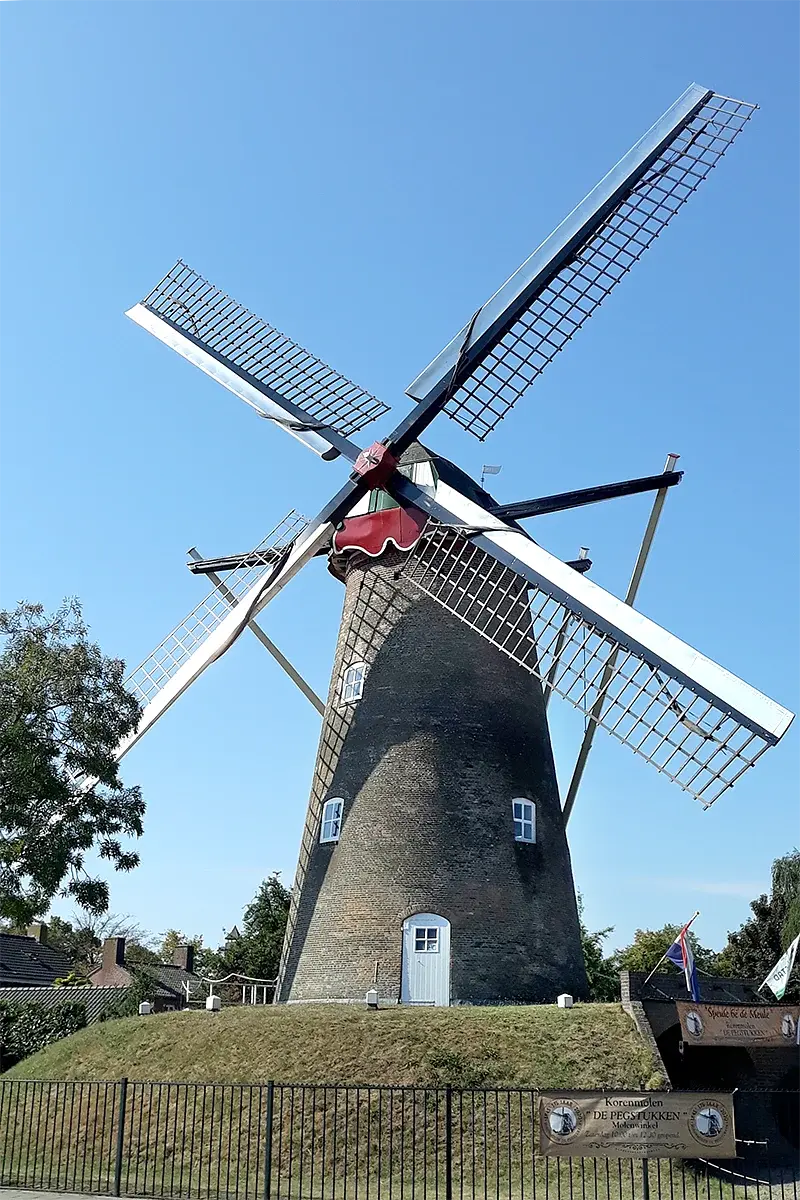 Molen 01553 De Pegstukken (Schijndel), Ad Vermeltfoort (3-9-2022)Het gevlucht was Oud-Hollands en tegenwoordig Van Bussel. | Database Nederlandse molens