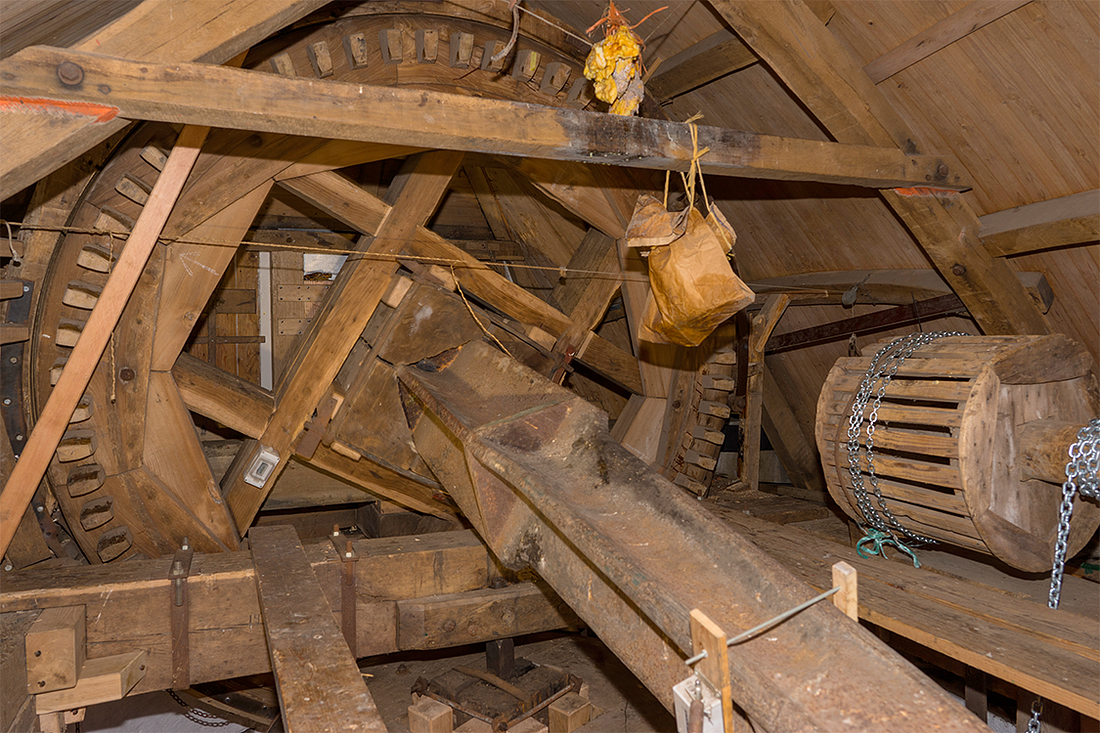 8, Molen 01553 De Pegstukken (Schijndel), Marcel van Nies (28-1-2017)Het merkwaardige bovenwiel met dunne kruisarmen en acht plooistukken. | Database Nederlandse molens