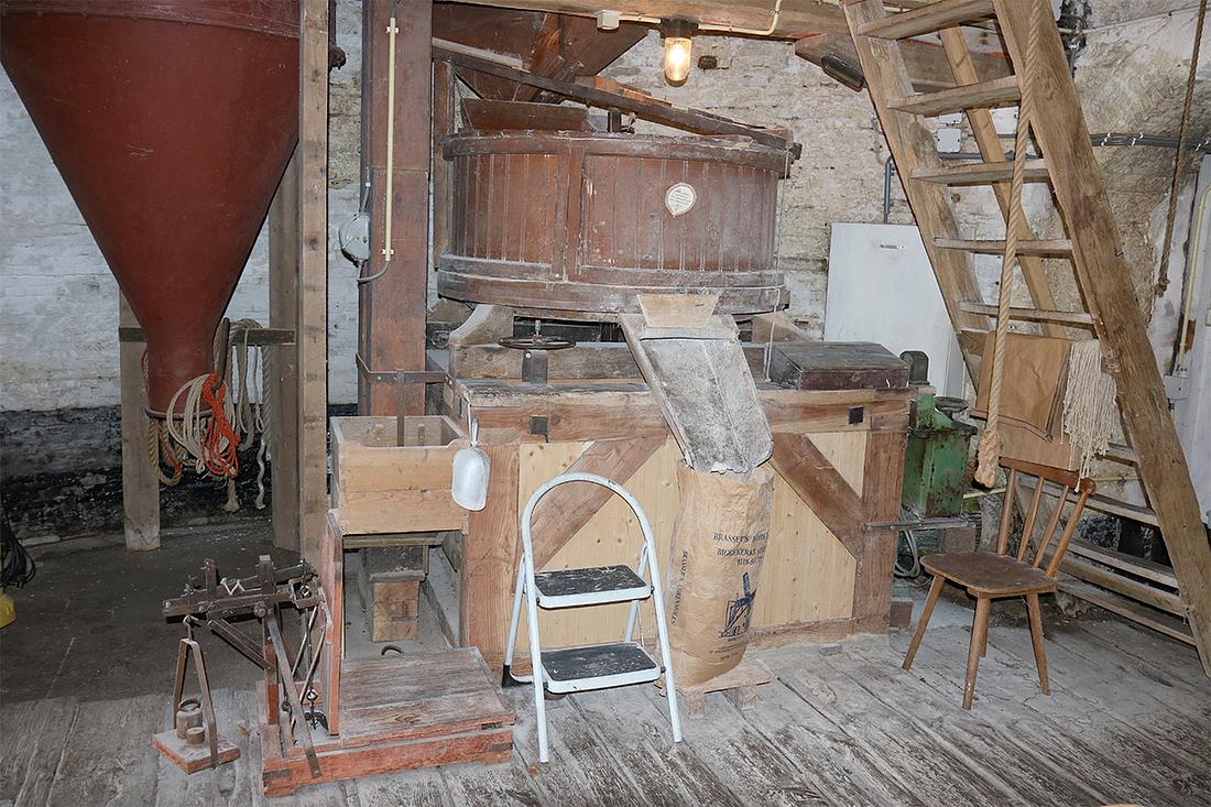 9, Molen 01553 De Pegstukken (Schijndel), Ronald Bakker (12-5-2018)Electrische maalstoel op de begane grond. | Database Nederlandse molens