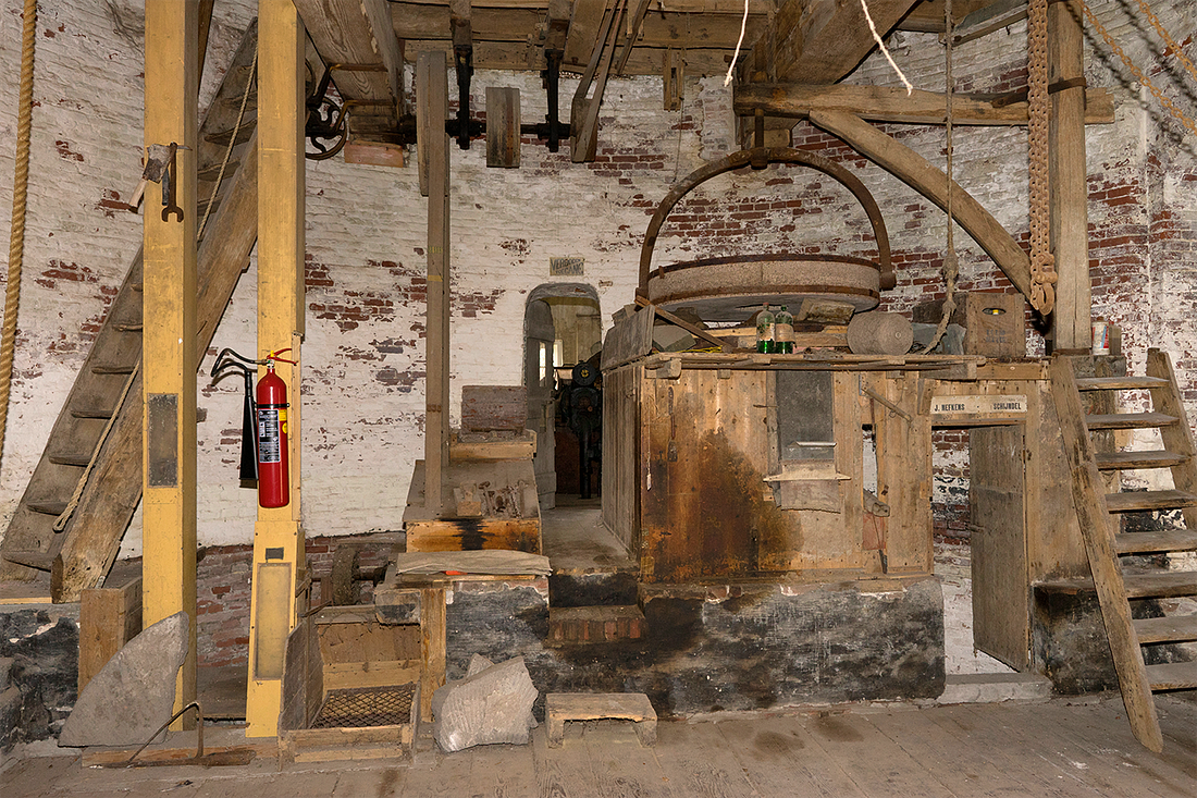 6, Molen 01550 Catharina (Schijndel), Marcel van Nies (12-11-2016)Het motorhuis bevindt zich achter het deurtje in het midden. | Database Nederlandse molens