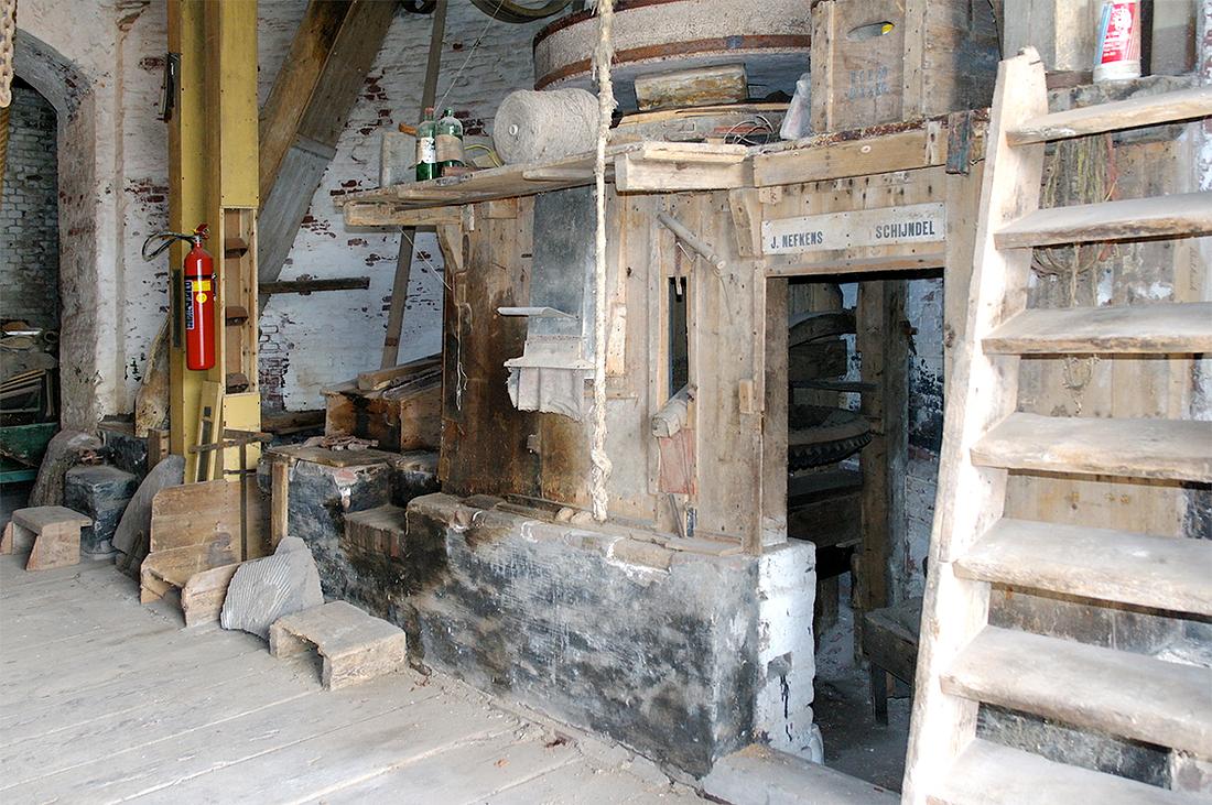 7, Molen 01550 Catharina (Schijndel), M. van der Sangen (2-4-2016)Interieur, invaart voor het eerst goed zichtbaar met rechts het door een Crossley diesel aangedreven koppel | Database Nederlandse molens
