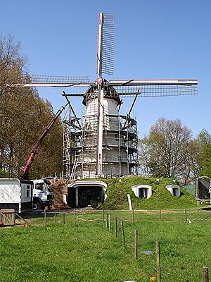 4, Molen 01548 De Genenberg (St. Michielsgestel), Marcel Stroo (21-04-2005)De Genenberg in de steigers i.v.m.  het witten van de romp en ander schilderwerk. | Database Nederlandse molens