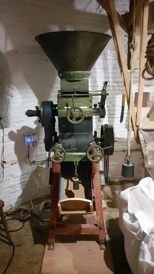 17, Molen 02654 De Hoop (Sprundel), Pieter Zuijkerbuijk (19-12-2017)Deze pletter (geplaatst 2017) is afkomstig uit een schuur in Nispen en doet uitstekend z'n werk.  | Database Nederlandse molens