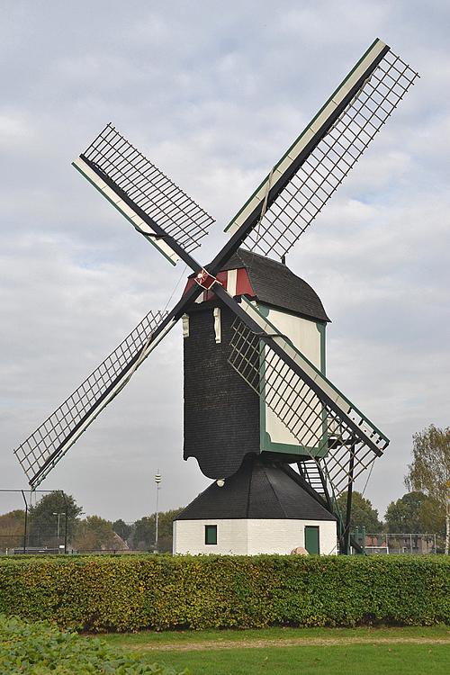 4, Molen 01936 Molen van Jetten (Uden), Rob Pols (23-10-2014)De molen in overhekstand, zoals het vroeger gebruikelijk was.  | Database Nederlandse molens