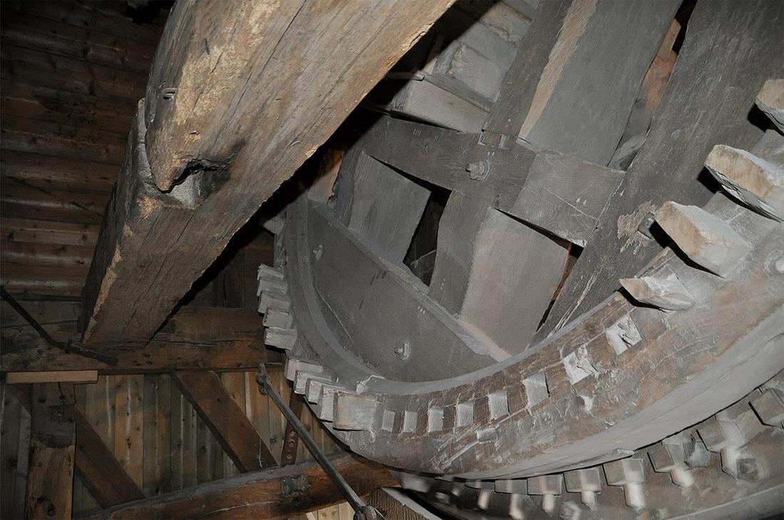 11, Molen 01936 Molen van Jetten (Uden), Jesse Bergquist (18-10-2020)De overblijfselen van de kammen waarmee de achtermolen werd aangedreven en de ijzerbalk van de verdwenen achtermolen. | Database Nederlandse molens