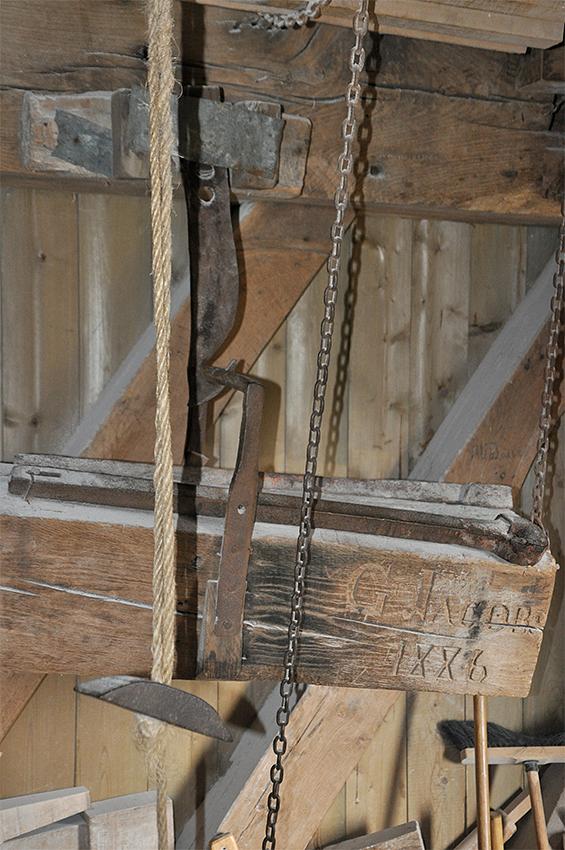 12, Molen 01936 Molen van Jetten (Uden), Jesse Bergquist (18-10-2020)Uiteinde van de vangbalk met de zeer korte vanghaak en vangketting. | Database Nederlandse molens
