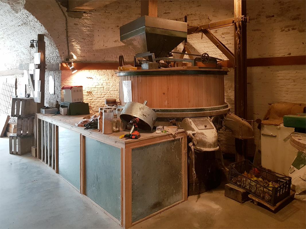 7, Molen 02003 De Korenbloem (Ulvenhout), Pieter Zuijkerbuijk (7-9-2019)In de molen zijn drie maalstoelen aanwezig, waarvan deze (in de invaart) gebruikt wordt als de wind niet afdoende is. | Database Nederlandse molens
