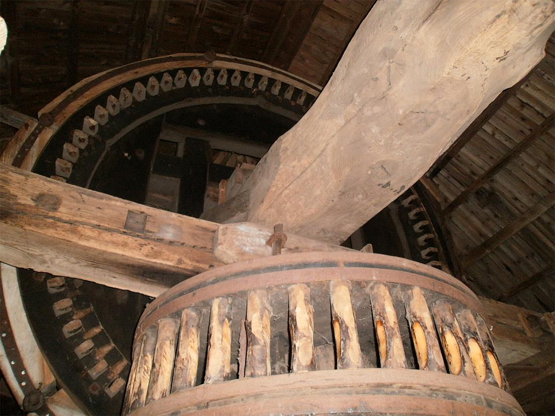 17, Molen 02003 De Korenbloem (Ulvenhout), Dennis van Dijk (6-1-2018)De houten as. | Database Nederlandse molens
