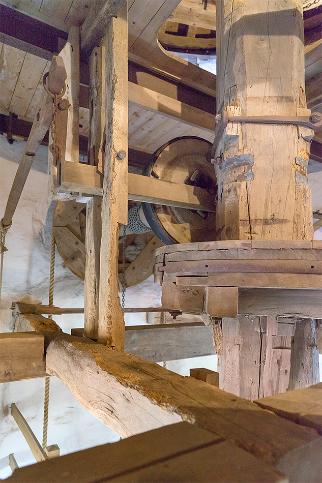 10, Molen 01931 Windlust (Vorstenbosch), Marcel van Nies (10-9-2017)Met de verhoging van de molen in 1900 is de koningsspil verlengd. | Database Nederlandse molens