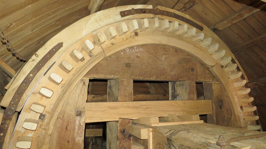 12, Molen 01931 Windlust (Vorstenbosch), Gerard Sturkenboom (3-8-2018)Het door molenmaker Coppes gerestaureerde bovenwiel. | Database Nederlandse molens