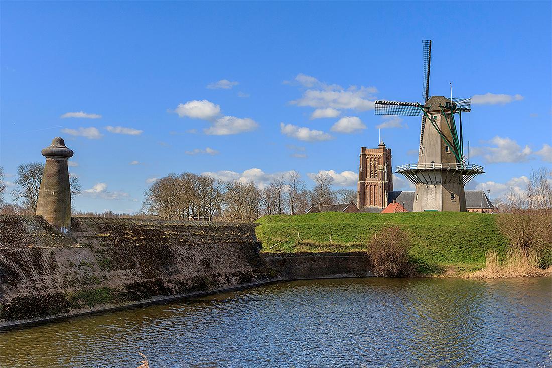 4, Molen 12235 Nooit Gedagt (Woudrichem), Frank Hendriks (19-3-2021)Mooi uitzicht op de molen en het vestingstadje Woudrichem. Op de achtergrond de Martinuskerk. | Database Nederlandse molens