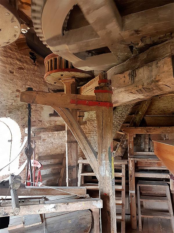 16, Molen 00708 De Arend (Wouw), Pieter Zuijkerbuijk (9-3-2019)Achter de steenkraan is de 3e steenspil met rondsel te zien, die in zijn werk gezet kan worden als er elektrisch gemalen wordt. | Database Nederlandse molens