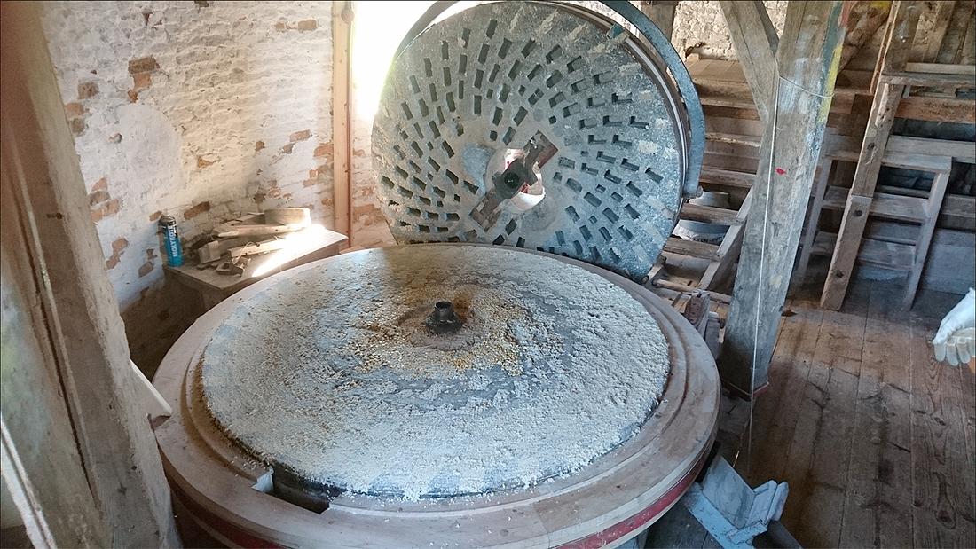 23, Molen 00708 De Arend (Wouw), Marijn Kaufman (zomer 2017)Gatensteen open voor onderhoud / schoonmaakwerkzaamheden | Database Nederlandse molens