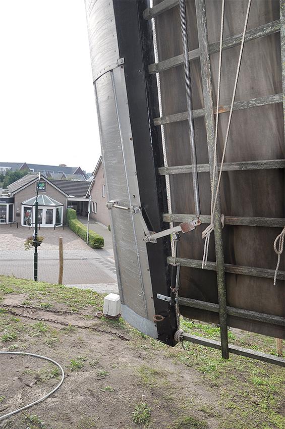 5, Molen 01972 Aarssensmolen / De Dageraad (Zeeland), Jesse Bergquist (18-10-2020)Zicht op de regelklep van de Van Bussel neus. | Database Nederlandse molens