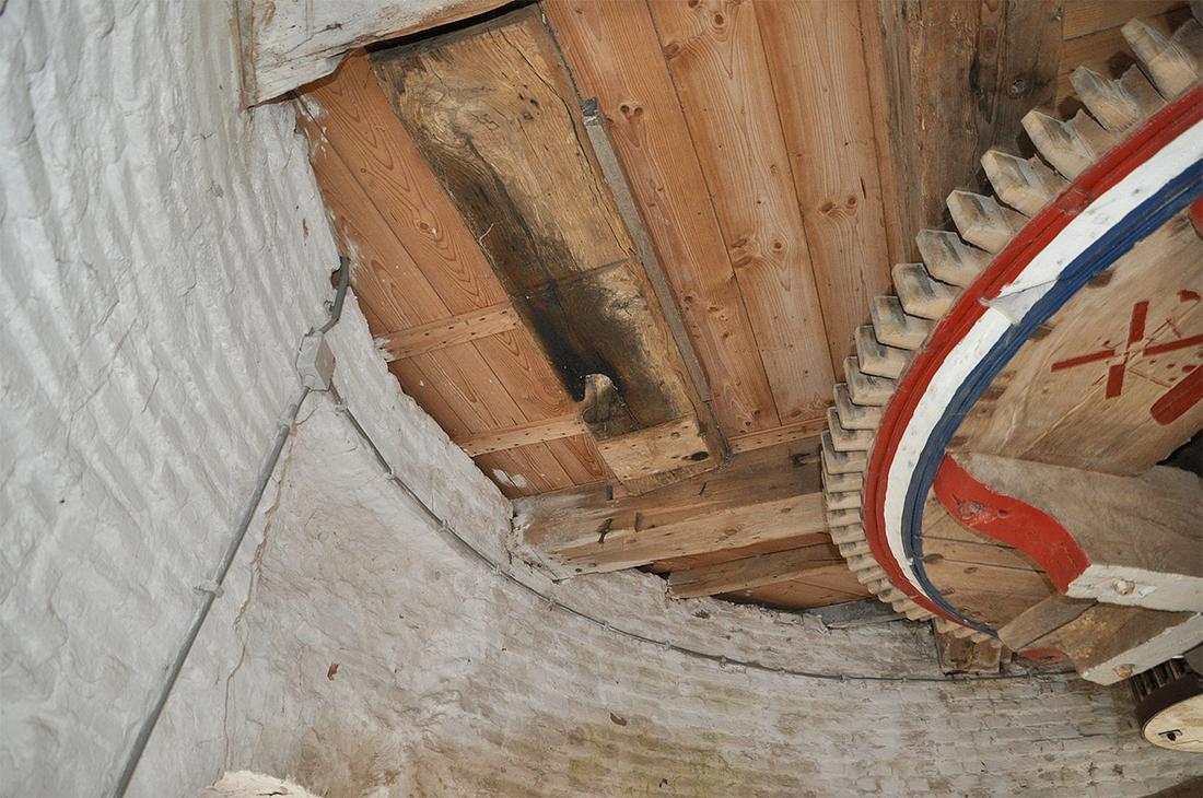 14, Molen 01972 Aarssensmolen / De Dageraad (Zeeland), Jesse Bergquist (18-10-2020)IJzerbalk van het verdwenen tweede koppel stenen. Ooit had deze molen drie koppel stenen. | Database Nederlandse molens