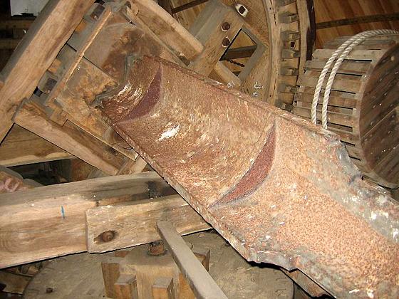 7, Molen 02497 Zilster Molen (Veldhoven-Zeelst), Gerard Sturkenboom (11-4-2006)Het bovenwiel is 45 graden gedraaid in de spiegel van het wiel vastgezet. | Database Nederlandse molens