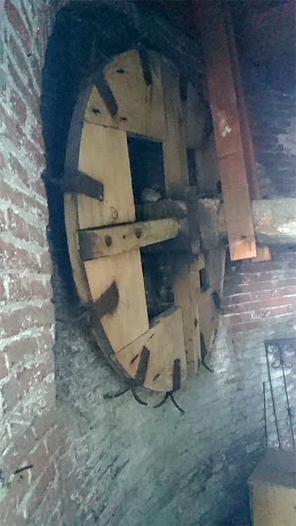 7, Molen 01863 Fleur (Zevenbergen), Marijn Kaufman (4-1-2017)Het historische gaffelwiel, weggewerkt op de luizolder. | Database Nederlandse molens